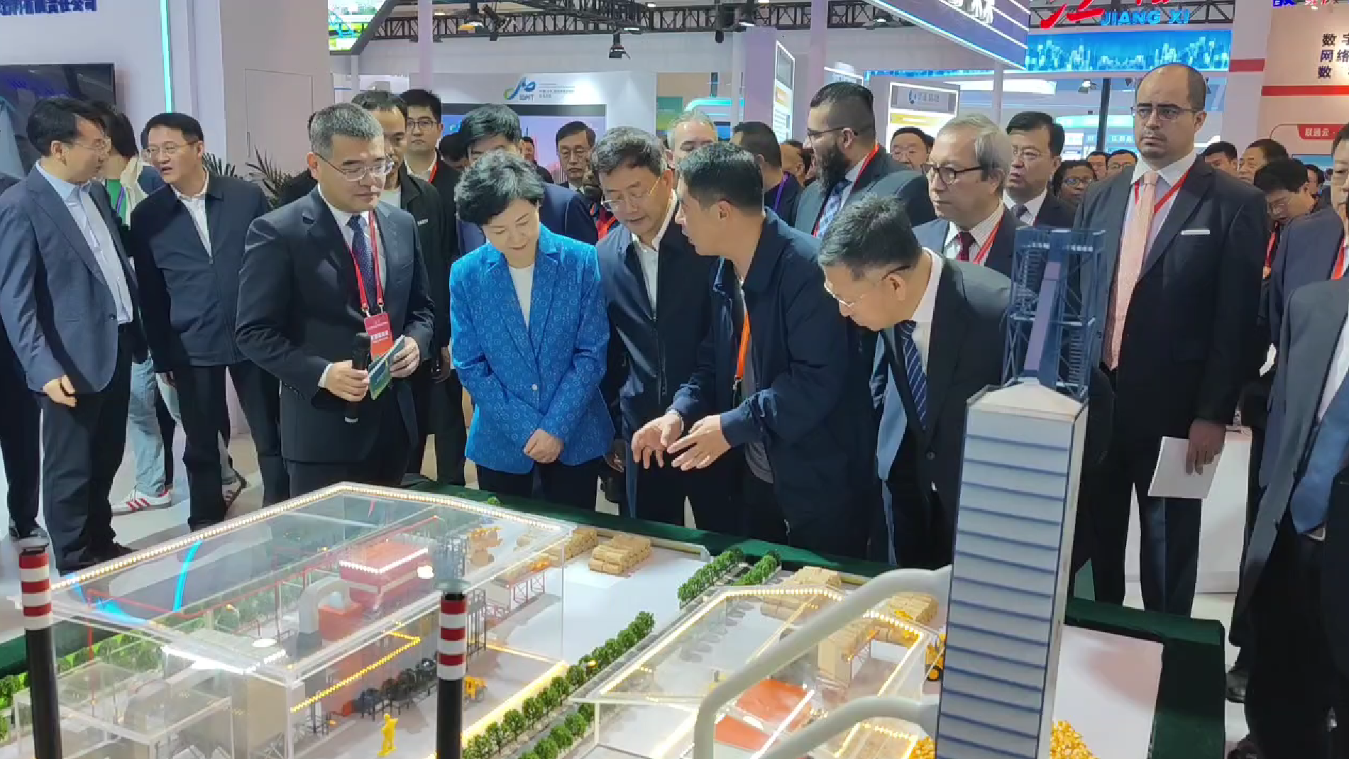 海倫利民秸稈直燃鍋爐亮相APEC技展會(huì)，工信部副部長(zhǎng)徐曉蘭蒞臨參觀