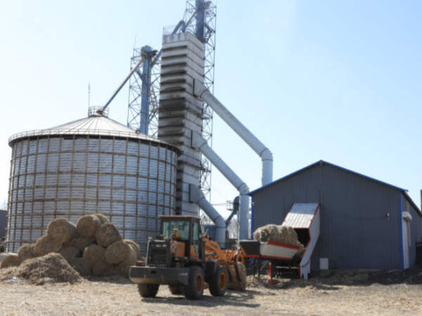 煤價上漲，糧食烘干用上生物質(zhì)秸稈大包直燃熱風(fēng)爐，一年省下30萬